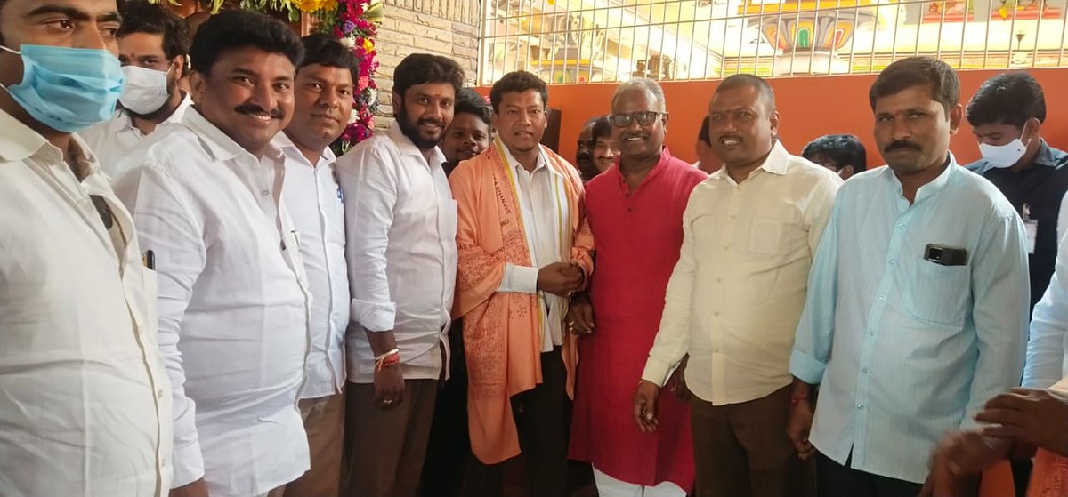 imDevanreddy's tweet photo. రాష్ట్ర పశుసంవర్ధక శాఖ మంత్రిగా రెండవసారి ప్రమాణస్వీకారం చేసి విశాఖ వచ్చిన నేపథ్యంలో గౌరవ మంత్రి సీదిరి అప్పలరాజు గారికి ఆత్మీయ స్వాగతం పలకడం జరిగింది..
@DrSeediriYSRCP
#TeamDevanReddy https://t.co/rEld697gLo
