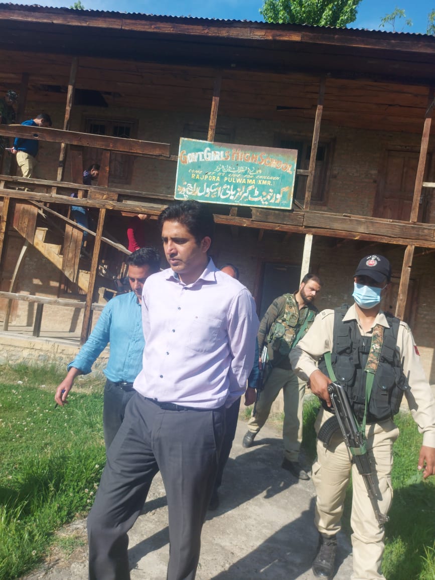 FayaazDar's tweet photo. This building of GGSR #Rajpora was established some 30 years ago n has never seen any renovation or up-gradation. Presently, this school building is in dilapidated condition n has been declared unsafe by the concerned agency.
@OfficeOfLGJandK
@BaseerUlHaqIAS
@dcpulwama https://t.co/XfFrI12VR4