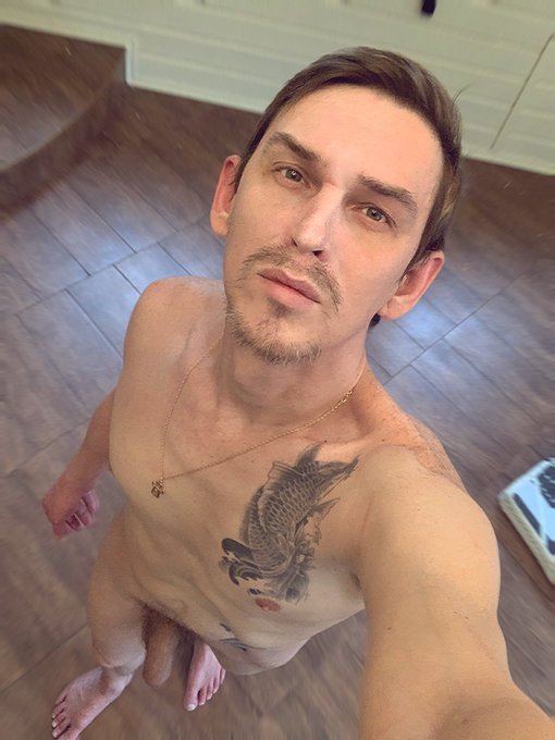 Сегодня немного пасмурно, но это не мешает залезть в бассейн. Завтра съемки, а сегодня давим на массу😂😂😂