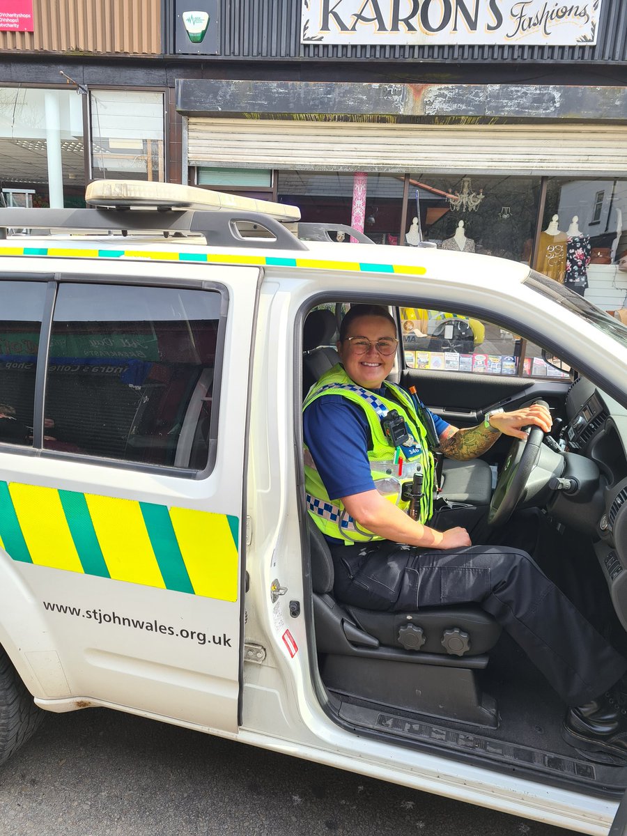 Rhambo1994's tweet photo. Fantastic day in Abertillery met to lovely PCSOs who had a good talk about the support that St John Ambulance give #collaboration @GPBlaenauGwent https://t.co/2q8msPDjv4