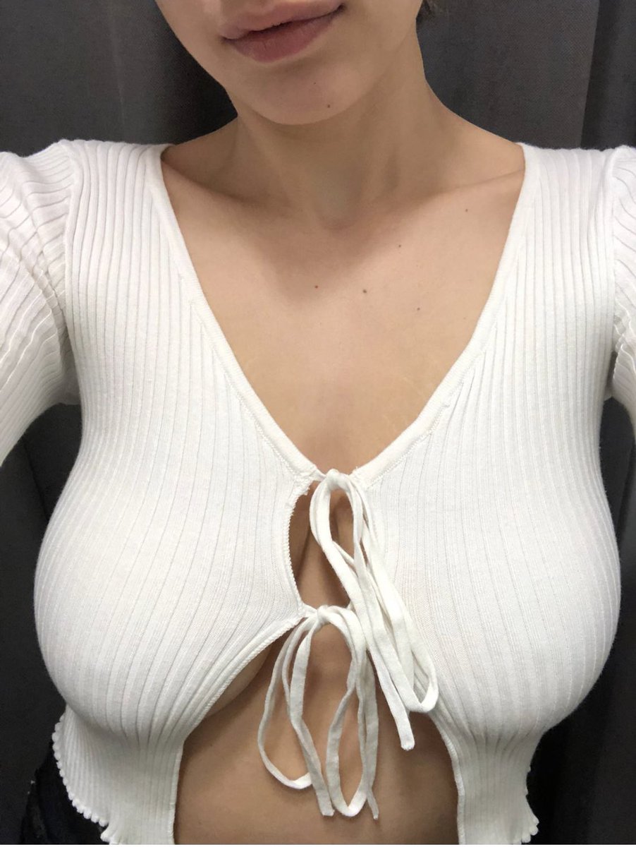 GiuliaAzzurra's tweet photo. Hi Twitter what is your program for tonight? #nsftw #nstwtwt #moots #nobra #NoBraNoProblem #boob https://t.co/YBSH4DZUbK