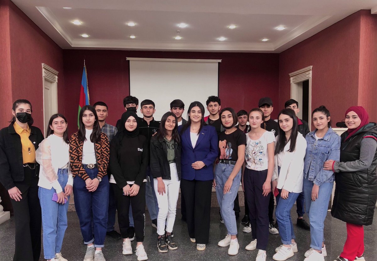 imgula13's tweet photo. Təlimdə gənclərə şəxsi bacarıqlar, ünsiyyət bacarıqları,strateji baxış,müstəqil özünü ifadə etmək bacarıqları və digər həyati bacarıqların inkişaf etdirilməsi barədə məlumat və tövsiyələr verilib.Təlimin gedişatında mövzu ilə bağlı praktik çalışmalar həyata keçirilib #softskills https://t.co/A3iBFdJyrm