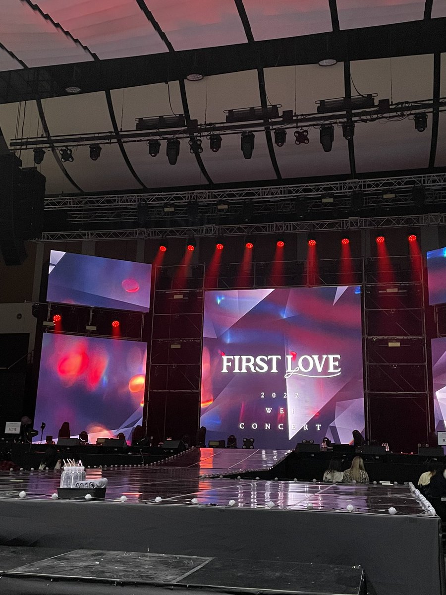 yo__99__'s tweet photo. @Y0HAN_L0VER_ 무대 찍은 사진이 요거밖에 없어서 🥺,,
본무대가 멀긴한데 돌출 나오면 진짜 잘보여용 https://t.co/LfPj5yDinO