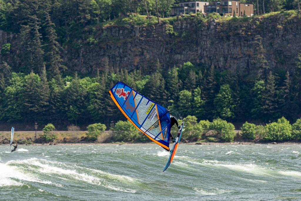 Sailworks's tweet photo. Summer days like this are just around the corner. Who's coming to the Gorge this summer???⁠
⁠
Photo by Bob Stawicki⁠
⁠
#sailworks #windsurfing #columbiarivergorge #hoodriver https://t.co/bx3WcfDieM