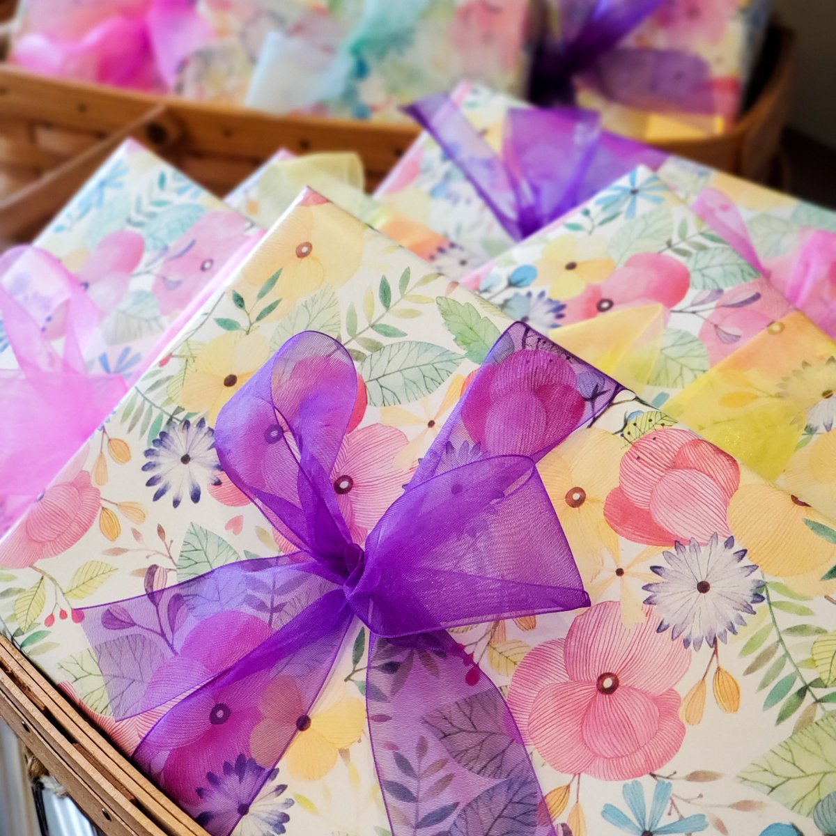 SweetGranada's tweet photo. In a hurry? Grab one of our ready to-go assorted boxes filled with delicious bite sized gourmet chocolate!
#easter #eastertreats #assortedboxes #boxofchocolates #easterweekend https://t.co/DTdH2dXZYF