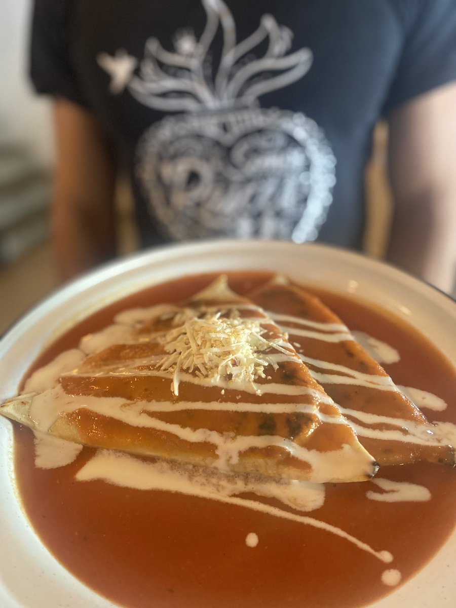 Desayuno HUAJUAPAN, Oax. Tetelas rellenas de frijol, hoja santa, quesillo y chicharrón.
¡Pídelas en Tu próxima visita a RAÍCES! Hoy estamos abiertos hasta las 22:00 hrs