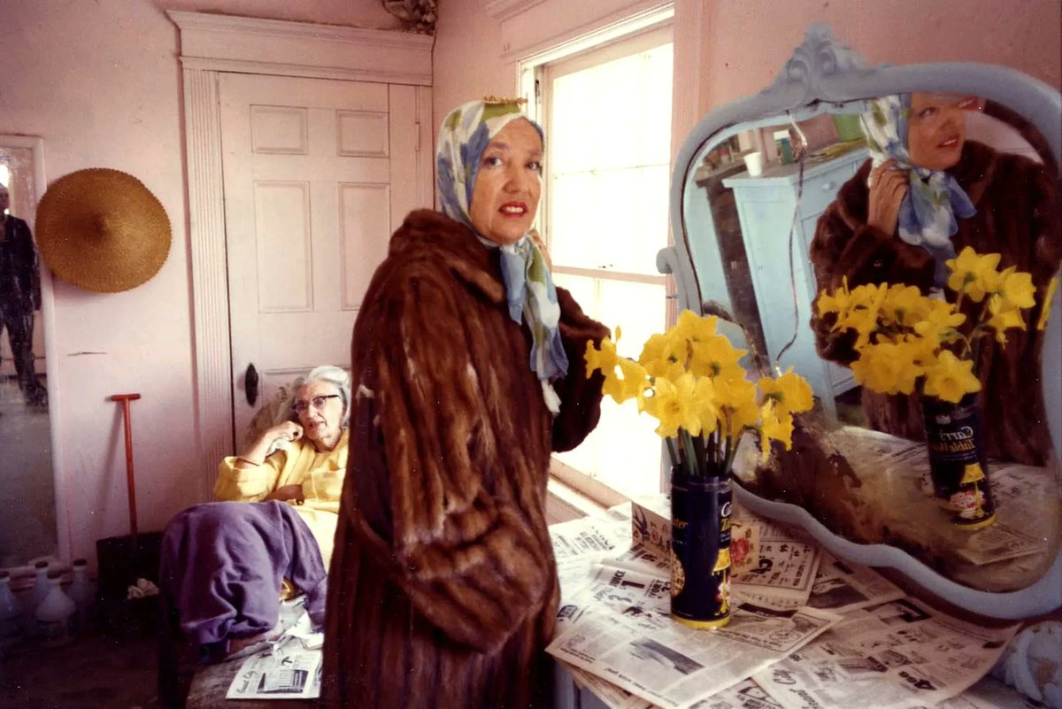 hollywoodsuite's tweet photo. For #CriterionSaturdays, see the lives of 2 reclusive, upper-class women, a mother and daughter both named Edith Beale, living in a derelict mansion. Grey Gardens (1975) premieres at 9pm ET. πΊπΈ π₯
Or see more #TrueStories with Argo (2012) on HS00. https://t.co/Lz5MnQgqgX https://t.co/fYxoslzC1R