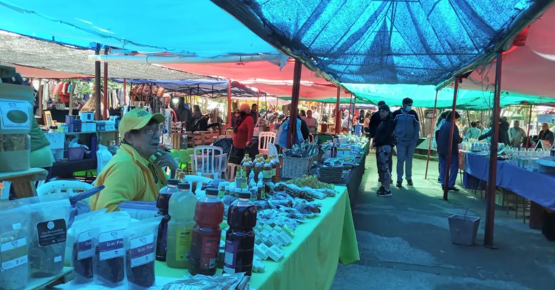 SanBernardinoPy's tweet photo. #Shopping_Mercado_San_Ber 🫒👗⚱

Como todos los sábados, en la Plaza Gral. Bernardino Caballero les espera el Shopping Mercado San Ber. Hasta las 14:00 hs.

El apoyo a emprendedores desde la institución. 🤝 https://t.co/DAeWeiiczS