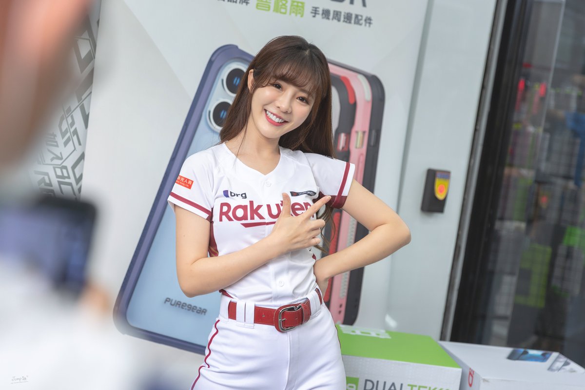 Jump_eli's tweet photo. 新球季球衣開箱
普格爾一日店長成功

※難得的私服的照片
#倪暄 #倪暄Eli  #エリ 
#RakutenGirls #楽天ガールズ
#楽天ガールズ倪暄 #RakutenGirls倪暄
 #樂天桃猿 #野球  #人像 #写真 https://t.co/5zbGeygzRD