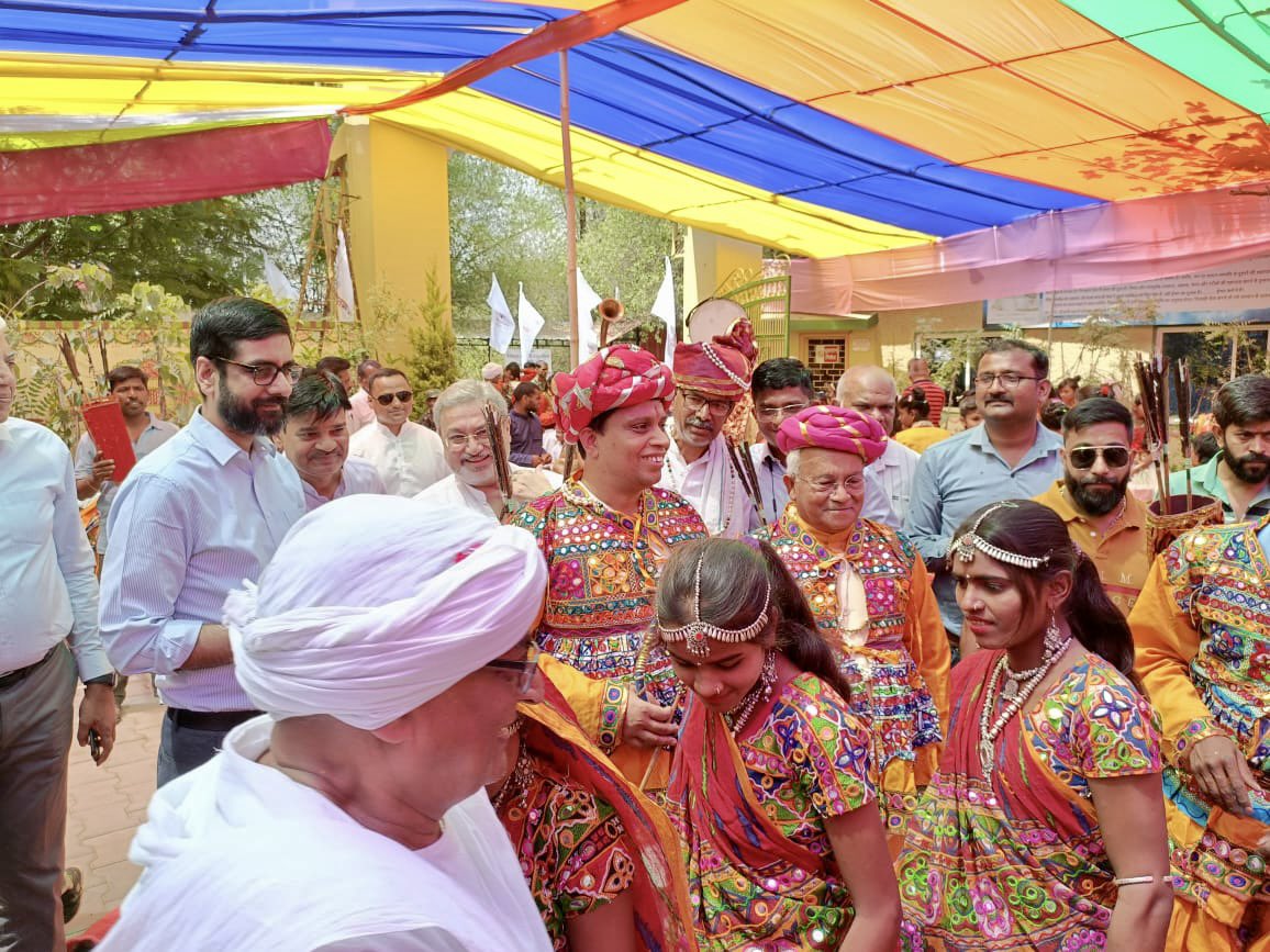 आज सेवाधाम आश्रम में हमने वहाँ के आदिवासियों के परम्परागत भगौरिया नृत्य का आनंद लिया। आदरणीय श्री सुधीर गोयल जी के माध्यम से संचालित आश्रम में जिस प्रकार निराश्रित दिव्यांग व मनोरोगी जनों की सेवा का कार्य किया जा रहा है वह सभी देशवासियों के लिए अनुकरणीय होने के साथ ही युवा पीढ़ी