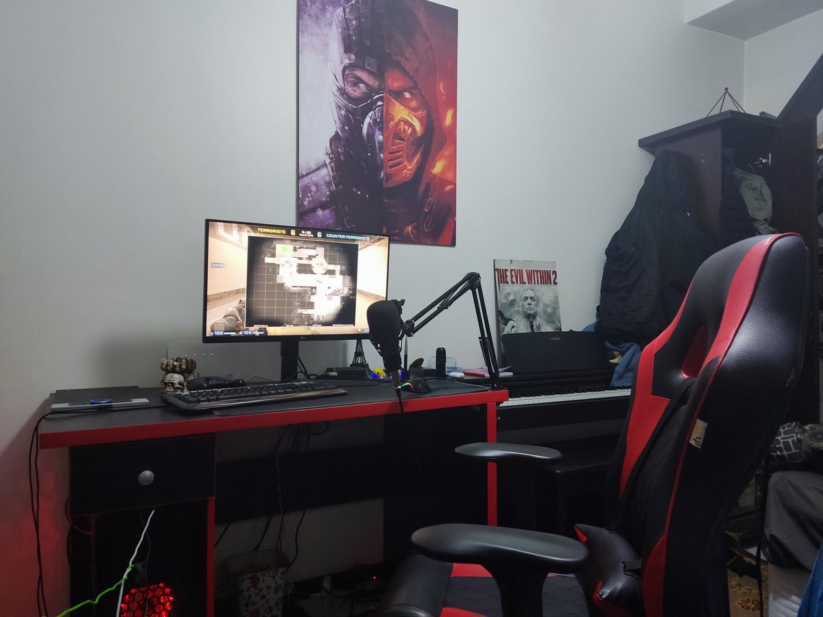 SlayerSoren's tweet photo. @anomalyxd @Papanomalyxd The setup of a 14 year old. I still have really old ass keyboard but I'm going to replace that https://t.co/5mvmVWmrUG