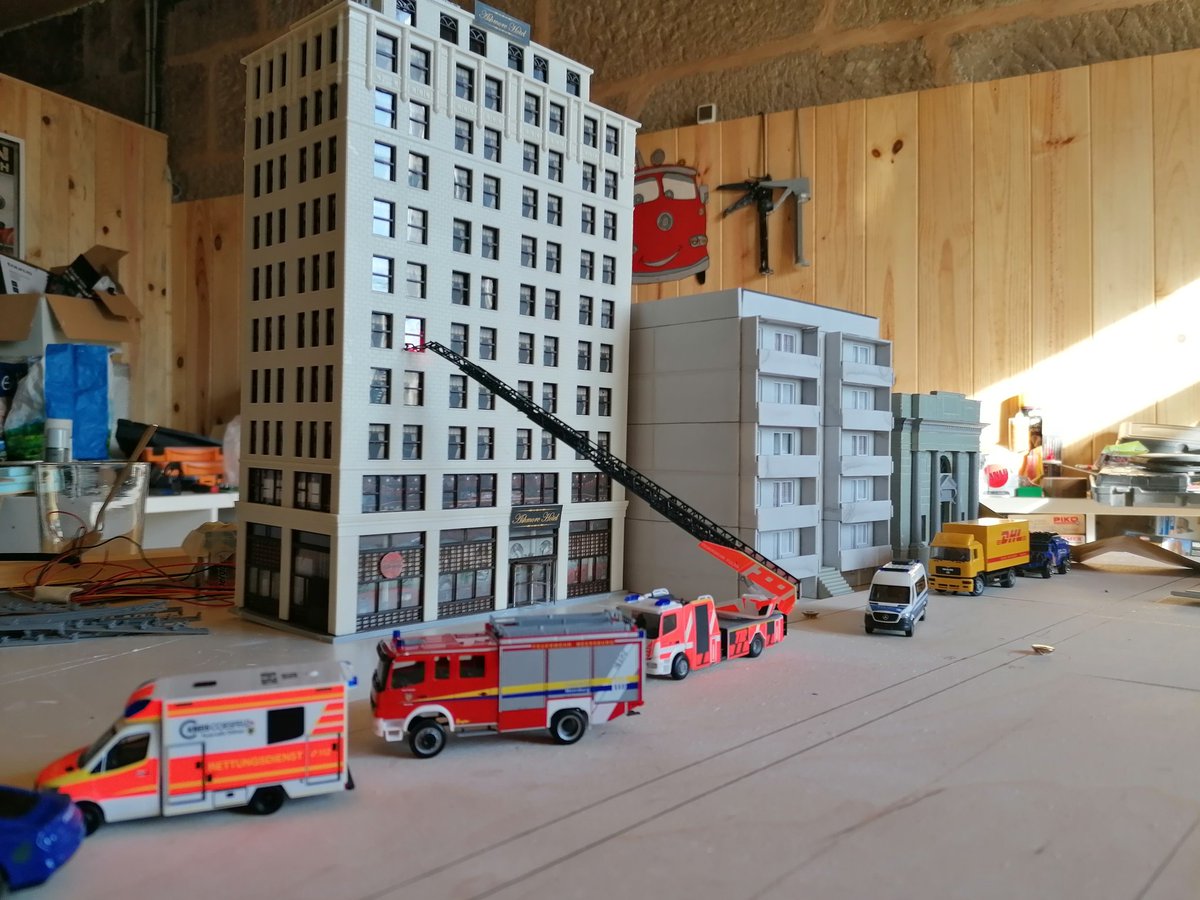 MarinoPatxi's tweet photo. Nueva #Maqueta nuevo proyecto formativo. Añadimos a esta supermaqueta el sistema #FallerCarsystem con circulación autónoma de vehículos por la ciudad para ofrecer mayor realismo en las simulaciones #DisasterCity https://t.co/PqA8c8UpgD