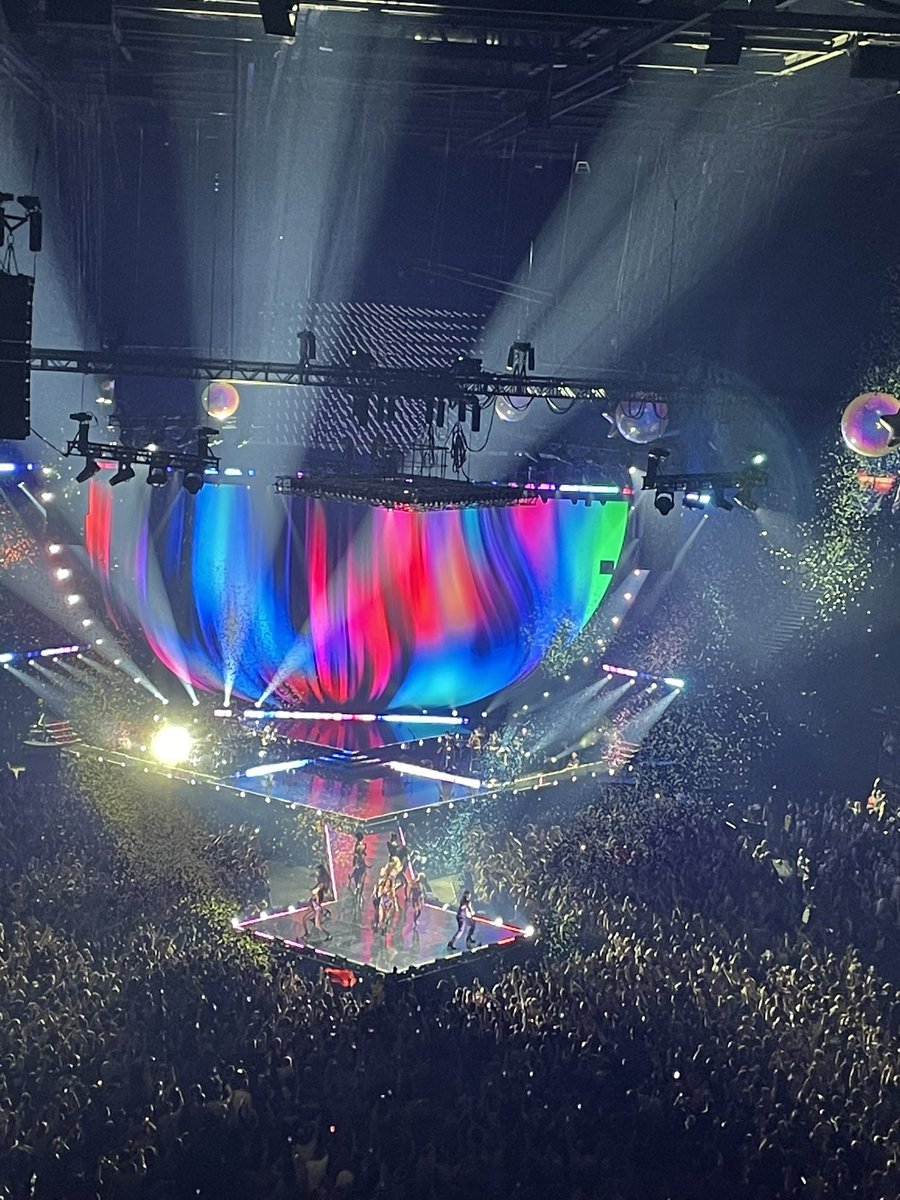 ChloeStewart06's tweet photo. Fantastic night in @AOArena seeing @DUALIPA for my very first concert 🎫An amazing opening night in Manchester for her Future Nostalgia Tour! #ITTM #Manchester https://t.co/jG8pJMWAnm