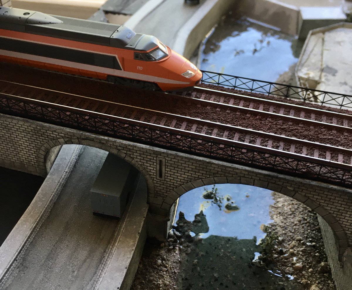 Vega1832's tweet photo. Au PK541, la voie a reçu une nouvelle couche et le pont a reçu ses garde-corps. Ça commence a venir! Echelle N. Travail en cours.
#PK541 #trainlayout #microlayout #diorama #modelrailroad #modeltrain #modelrailway #modellbahn #鉄道模型 #scalemodel #1160scale #nscale #ngauge https://t.co/BPKZ4Rgabe