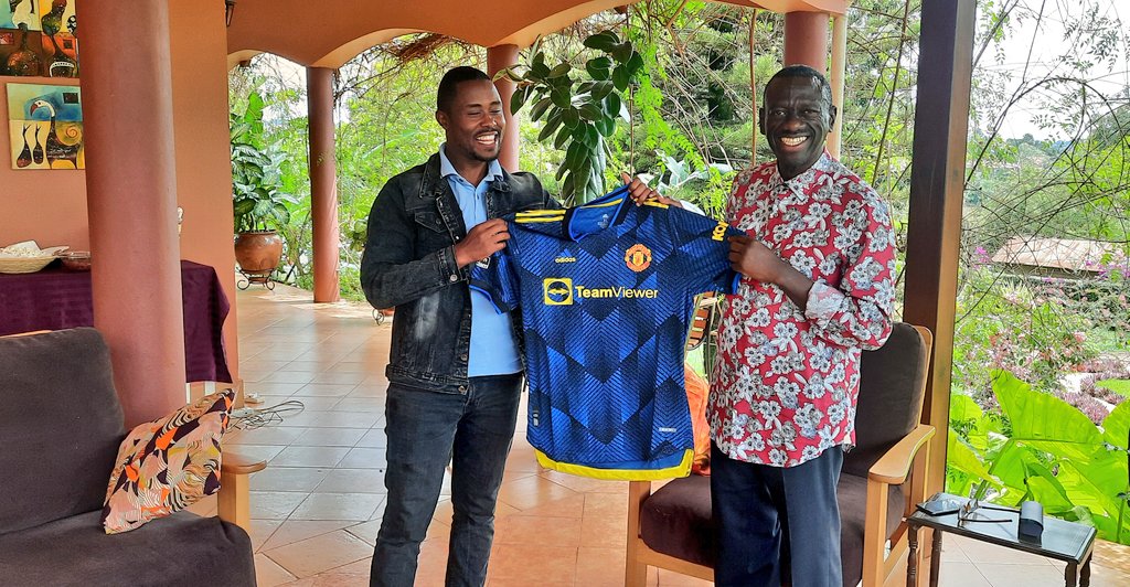 TheLoveDre's tweet photo. So, finally met my friend today 🤩. An honour. Such a deep, humble man! We talked lots, laughed lots, ate and drunk lots, and then boom @ManUtd 3-2 @NorwichCityF. Thank you, Dr.

KB 
99: Treble Season
99: That missive. Remember? 😅

Happy Easter y'all. https://t.co/PiWPRKtPjf