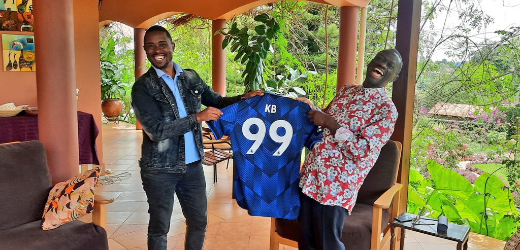 TheLoveDre's tweet photo. So, finally met my friend today 🤩. An honour. Such a deep, humble man! We talked lots, laughed lots, ate and drunk lots, and then boom @ManUtd 3-2 @NorwichCityF. Thank you, Dr.

KB 
99: Treble Season
99: That missive. Remember? 😅

Happy Easter y'all. https://t.co/PiWPRKtPjf