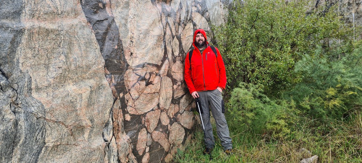 geology_johnson's tweet photo. Me at an outcrop of pseudo-tachylite in archean granitic gneiss, in the ~2.0 Ga Vredefort Impact structure. Another item ticked off the geo-bucket list! I may have picked up a couple of samples too... https://t.co/1GRhqt7SnU