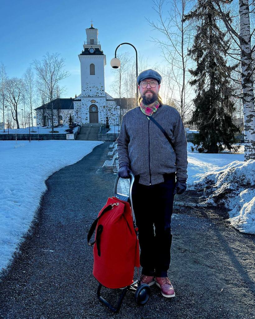 Moi. Mä oon Matti. 74-vuotias 9äriDJ ja keikkailen tällaisella eläkeläiskärryllä.

Nyt kun keikat ovat palanneet, niin matkustan paljon junalla. Kummassakin päässä tulee käveltyä ja repun kantaminen on kurjaa. Lentolaukkujen pienet renkaat ovat nihkeitä … instagr.am/p/Ccaxpy-NnFP/