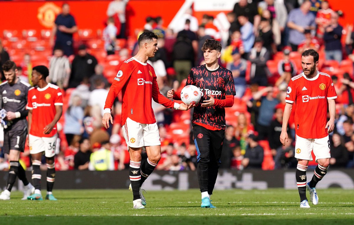 ManUtd_FA's tweet photo. کریستیانو رونالدو در پایان بازی، توپ هت‌تریک خودش رو به آلخاندرو گارناچو، وینگر جوان تیم هدیه داد https://t.co/vcLy7MycUX