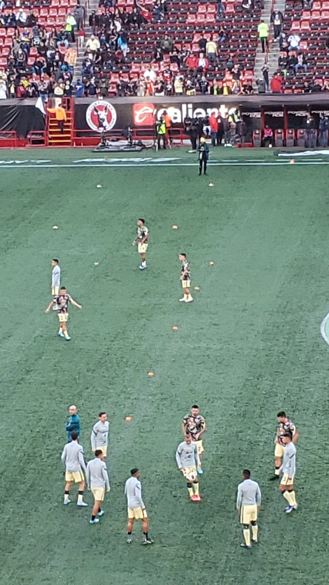 shekex's tweet photo. @Miguel_layun Ayer los apoye crack saludos desde tijuana despertó el más grande @ClubAmerica https://t.co/JDOEGbEpzd