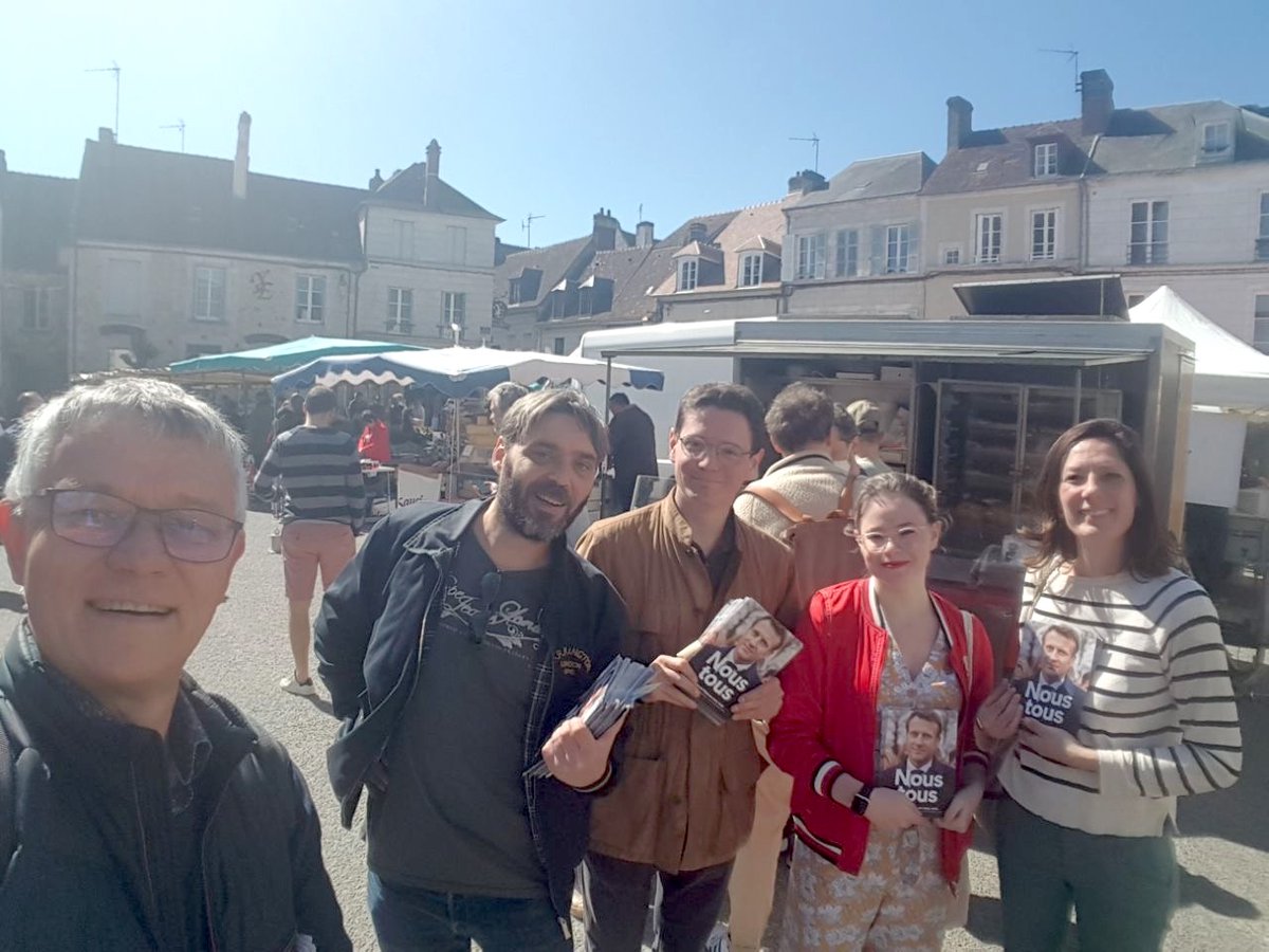 RenaissanceOrne's tweet photo. Week end de mobilisation dans l'Orne pour appeler à voter pour @EmmanuelMacron le 24 avril.
Ce matin sur les marchés de Sées, Mortagne-au-Perche et Alençon. Présents également à la gare d'Argentan, et au salon des antiquités et brocante de L'Aigle.
On continue 💪💪
#noustous https://t.co/92azJDkRG2