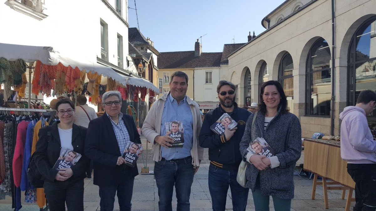 RenaissanceOrne's tweet photo. Week end de mobilisation dans l'Orne pour appeler à voter pour @EmmanuelMacron le 24 avril.
Ce matin sur les marchés de Sées, Mortagne-au-Perche et Alençon. Présents également à la gare d'Argentan, et au salon des antiquités et brocante de L'Aigle.
On continue 💪💪
#noustous https://t.co/92azJDkRG2
