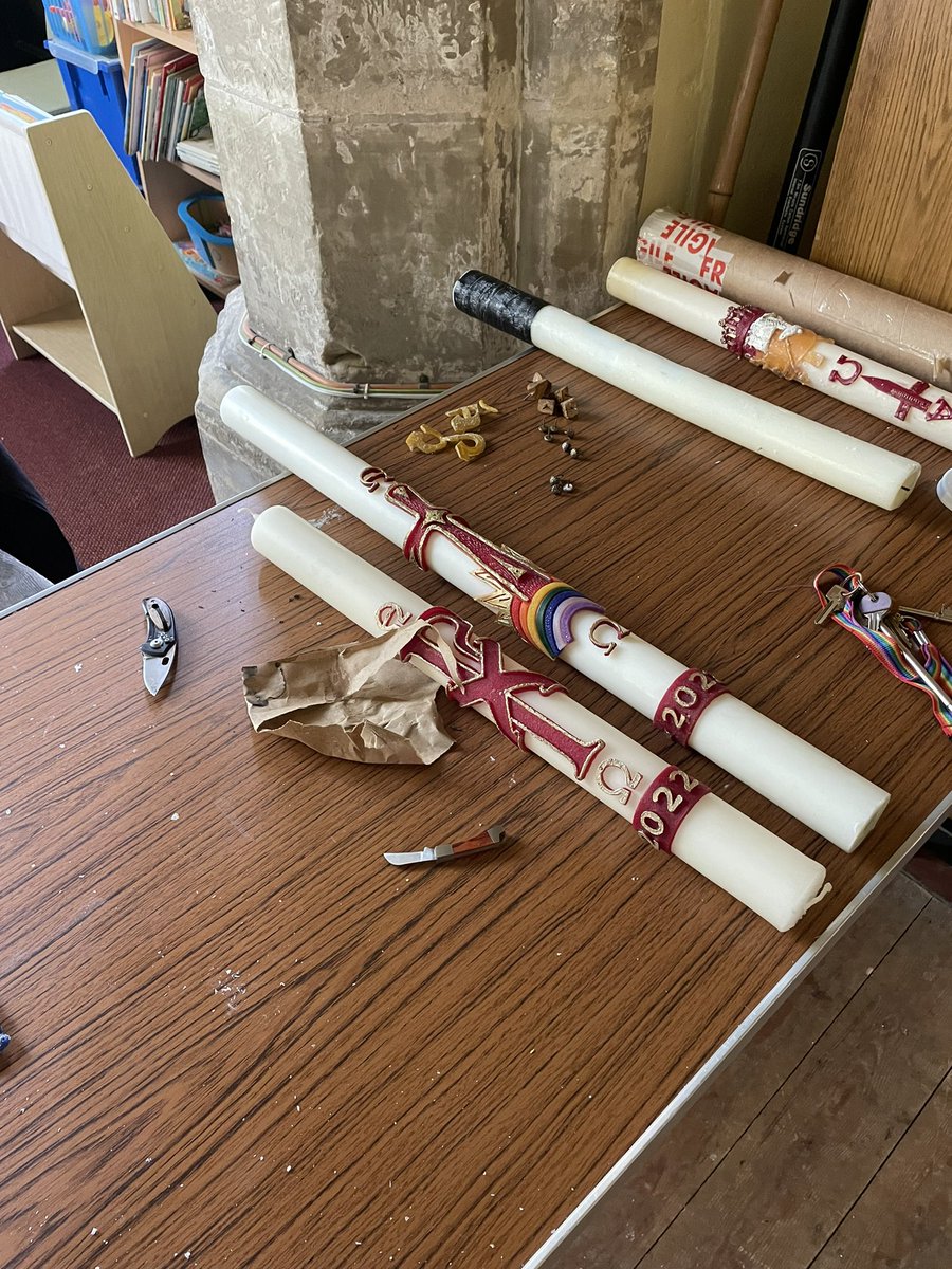 Rachel_Curley's tweet photo. Lessons with Fr Paul in candle prep for our Service of Light in #Yalding this evening. The right candle is the one I have chosen for #Yalding and the one on the left is my gift to St. Mary’s #Laddingford and the one in the middle is one I prepared for #CollierStreet #ordinand https://t.co/HBWrWPWY7d