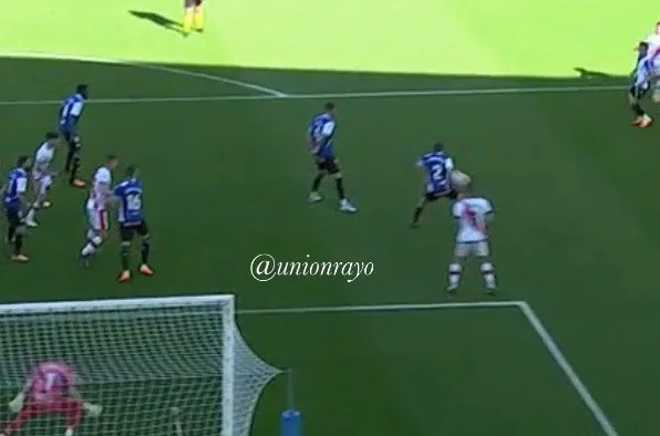 DCRayistADRV's tweet photo. ¿Por qué en la mano del Alavés NO pitan penalti y en la acción de Suárez (que ni la toca con la mano) SÍ @rfef ? 

Los arbitrajes de @LaLiga de @Tebasjavier dan cada vez más vergüenza. Lo de las manos NADIE lo entiende. Huele muy mal.

Fotos de @UnionRayo 

#AlavesRayo
#LaLiga https://t.co/AnR94tt1Ac