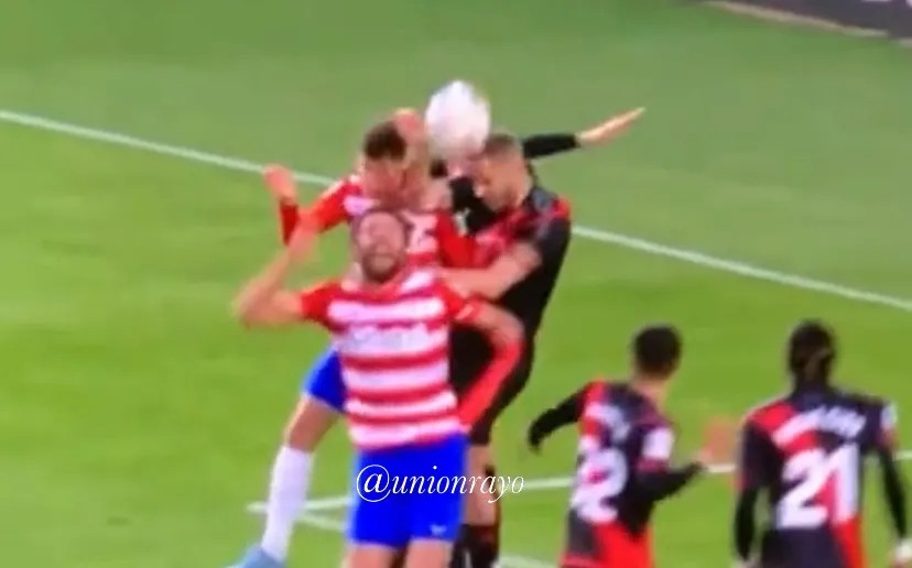 DCRayistADRV's tweet photo. ¿Por qué en la mano del Alavés NO pitan penalti y en la acción de Suárez (que ni la toca con la mano) SÍ @rfef ? 

Los arbitrajes de @LaLiga de @Tebasjavier dan cada vez más vergüenza. Lo de las manos NADIE lo entiende. Huele muy mal.

Fotos de @UnionRayo 

#AlavesRayo
#LaLiga https://t.co/AnR94tt1Ac