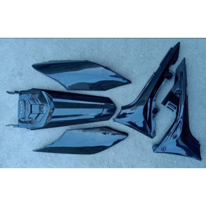 BulalacaoAlbert's tweet photo. I'm selling crf150l Rear Side cover set for ₱. Get it on Shopee now! https://t.co/OsO3F39Jlm #ShopeePH https://t.co/HAtdsl6EsP