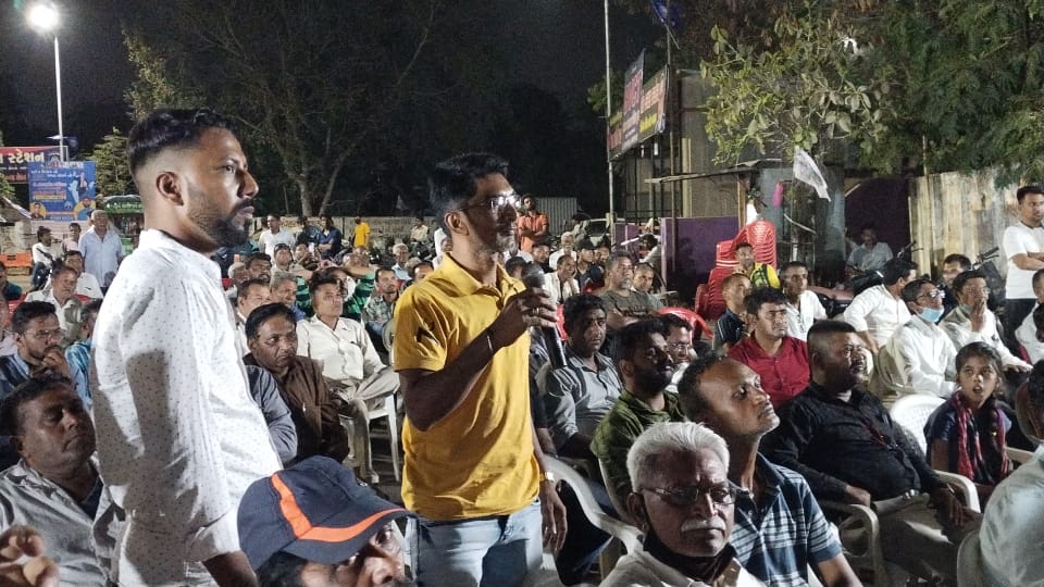 AAPGujarat's tweet image. આજરોજ અમદાવાદ, બાપુનગર ખાતે #આપ_જન_સંવાદ કાર્યક્રમ યોજાયો, જેમાં લોકલાડીલા આપ નેતા @isudan_gadhvi જી દ્વારા લોકો સાથે સ્થાનિક પ્રશ્નોને લઈ સંવાદ કરવામાં આવ્યો.