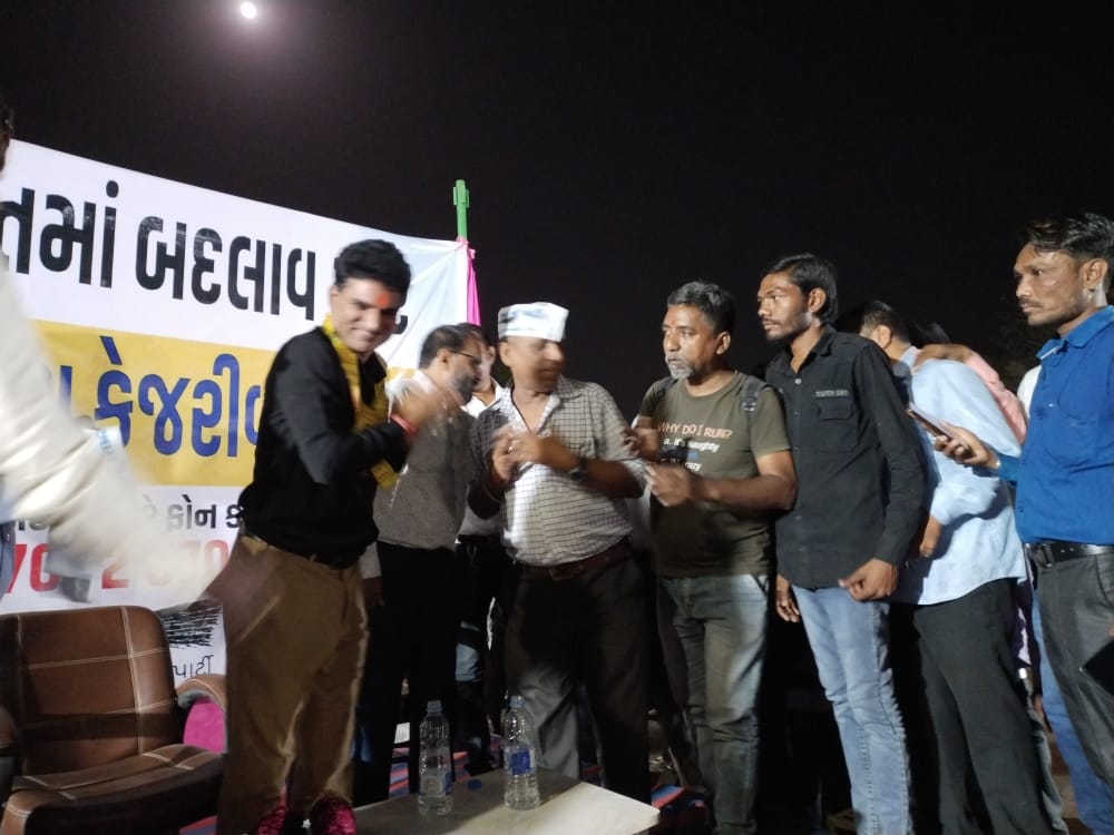 AAPGujarat's tweet image. આજરોજ અમદાવાદ, બાપુનગર ખાતે #આપ_જન_સંવાદ કાર્યક્રમ યોજાયો, જેમાં લોકલાડીલા આપ નેતા @isudan_gadhvi જી દ્વારા લોકો સાથે સ્થાનિક પ્રશ્નોને લઈ સંવાદ કરવામાં આવ્યો.