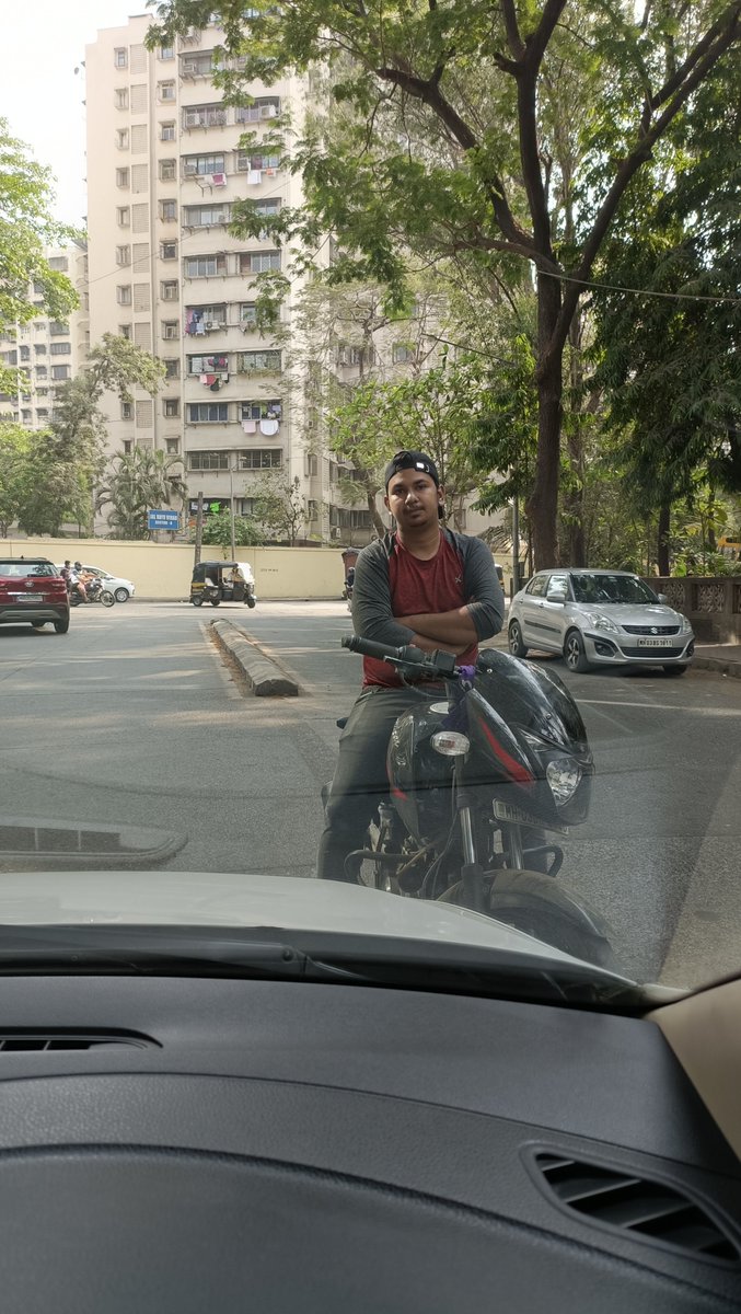 ankush_shah's tweet photo. I refused to give this guy space to go on the wrong side of the road and he turned off his bike and sat there.. no helmet.. no traffic, still wanted to go on the wrong side.. https://t.co/nxmIP2lxj2