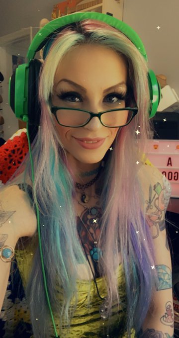 #LIVE now @ https://t.co/tTqcEgheyU  

#TwitchStreamers #twitchaffiliate #CallofDuty #Vanguard #gamergirl