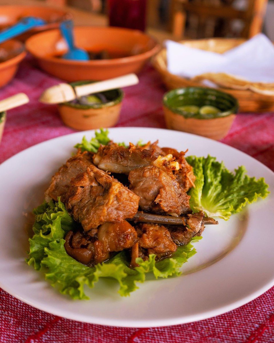 ruizolmedojesus's tweet photo. #sabadito de gloria!!

@Portozuelo_ 
Carnitas, Suaves, crujientes y doraditas a la vez, listas para echarse un buen taco con biuses, chicharrón, salsa y limón 🌮🥓🌶
-
#VivePortozuelo #Huerto #Granja #CocinaDeLeña #Sábado #Carnitas #Biuses #Chicharron #Comida #ComidaMexicana https://t.co/D8rC73zWhL