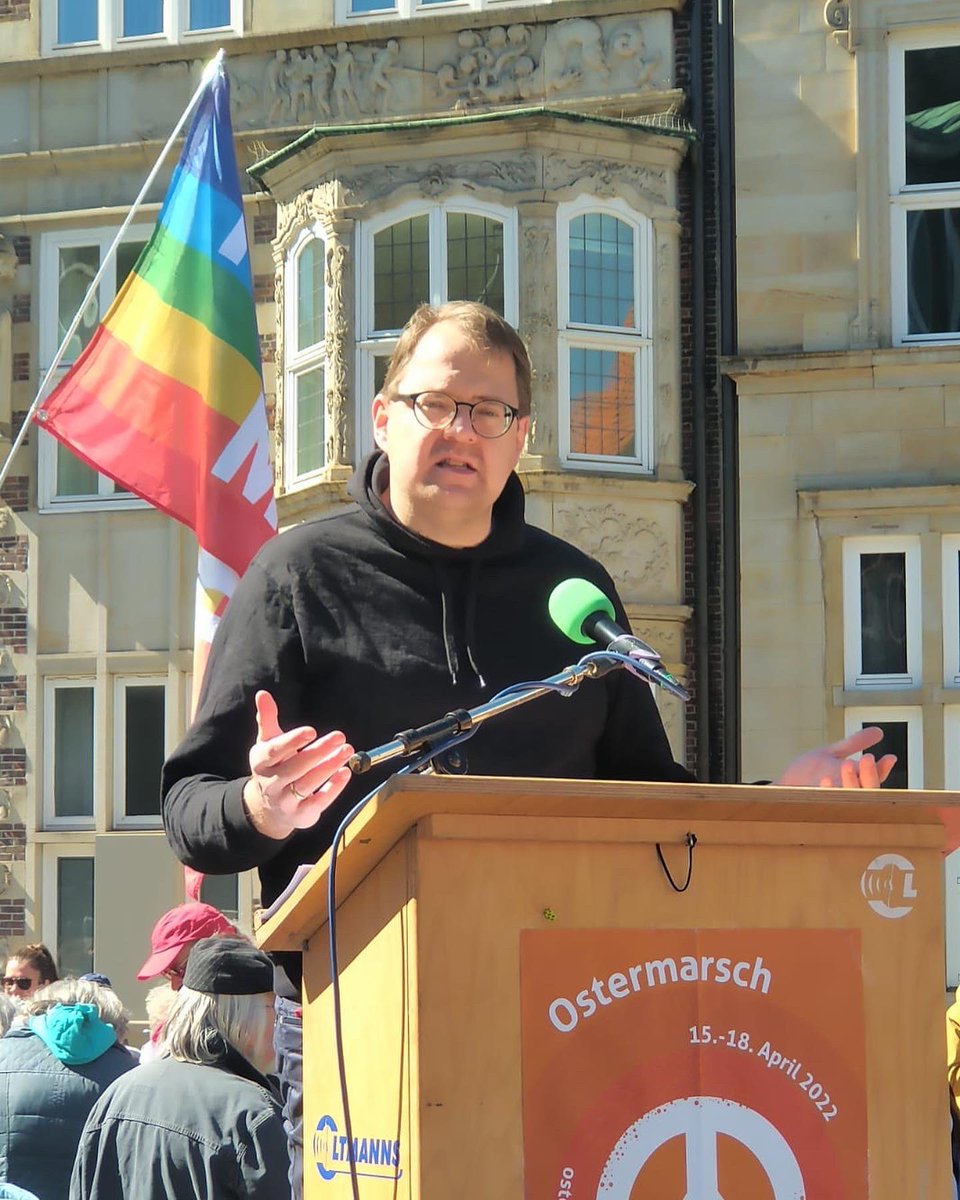 Sören Pellmann am Mikro auf dem Markt