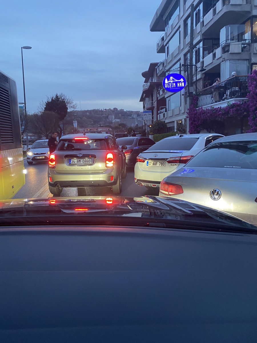 EnonMuge's tweet photo. Vezir Han Emirganmış. Vale hizmeti vereceğiz diye trafik katlediliyor. Otobüs geçemiyor. Sahil yolu park olmuş. Nerdesiniz @EmniyetGenelmd @TrafikEgm https://t.co/RTm7d9Z19k