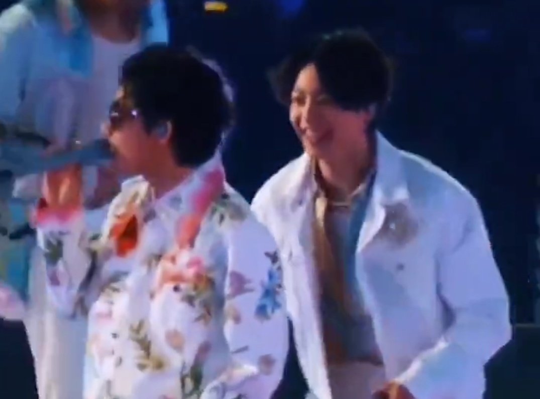 bornforV's tweet photo. #Taekook #vkook 😭😭 this sequence!! https://t.co/wo4FFvb21i