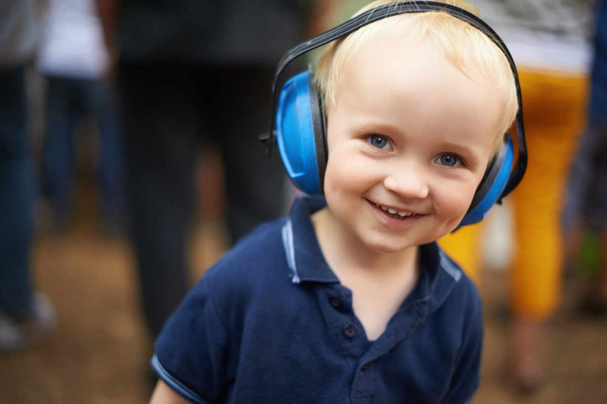 CDCemergency's tweet photo. Consider people's personal needs when preparing for emergencies. What items do they need to stay safe & well during an #emergency? For a child with autism, they might include an ID bracelet & headphones. Learn more: https://t.co/IGtapQsAmw #PrepYourHealth #AutismAwarenessMonth https://t.co/JGeRuhou7x