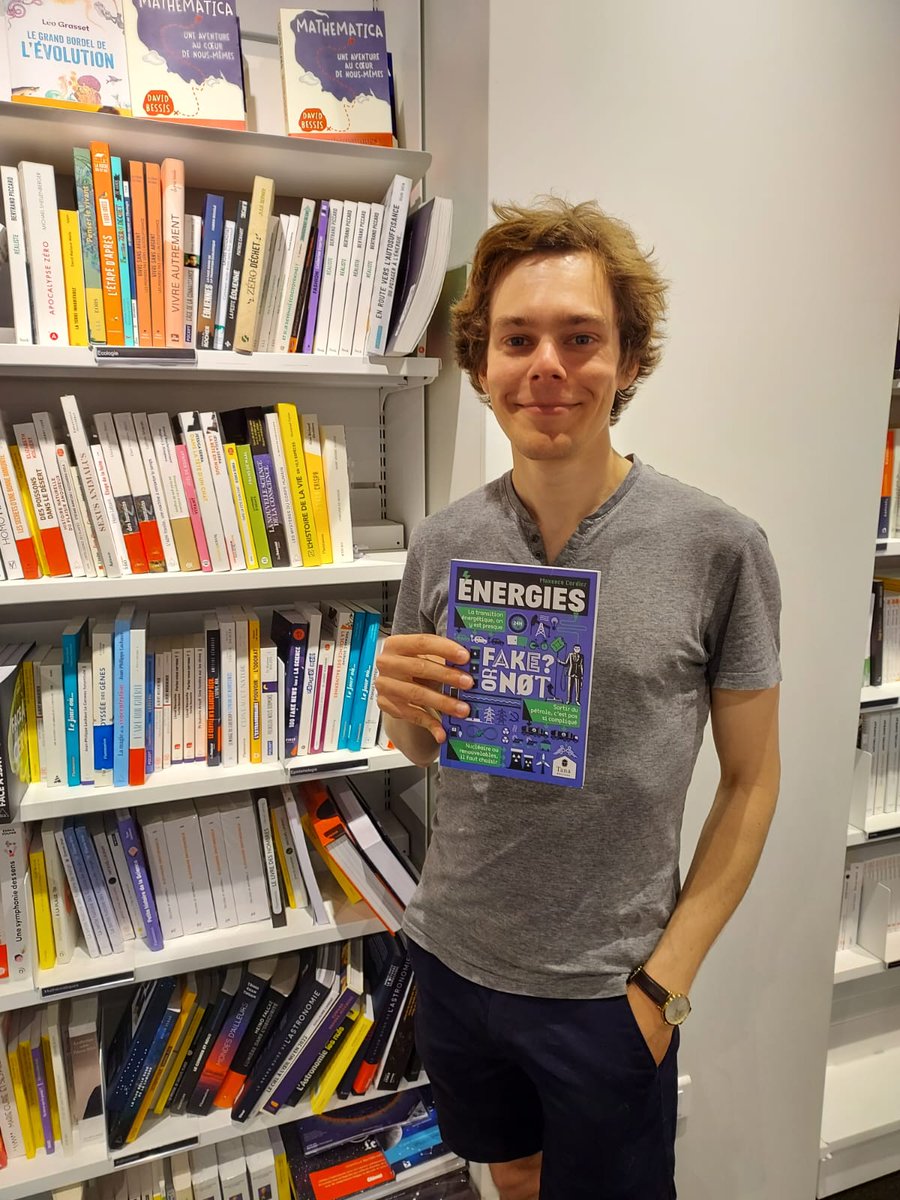 Ça fait bizarre de voir son livre nouvellement paru dans les rayonnages d'une librairie ! D'une certaine manière, ça rend sa sortie concrète...