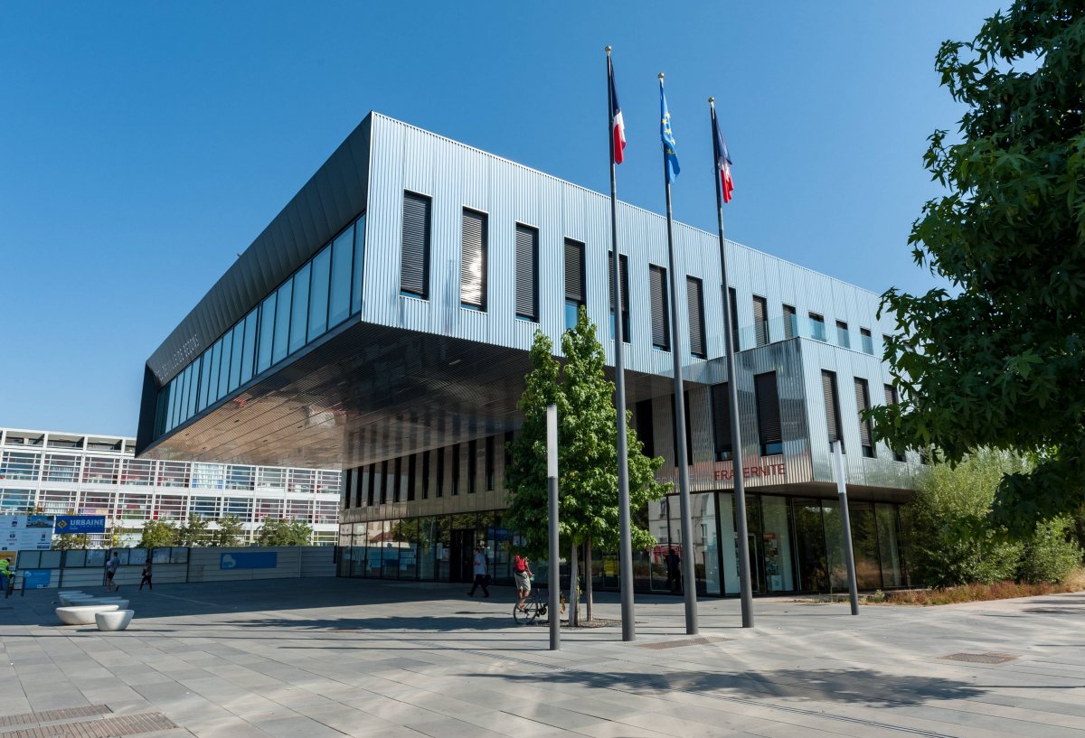 EmmanuelRupied's tweet image. Bezons city. Côte ouest représente. Vue sur la Seine. De la verdure, des paysages à couper le souffle. La table, elle vient d&apos;ici. #JevoteBezons #Tram2 #Bezonslavieille