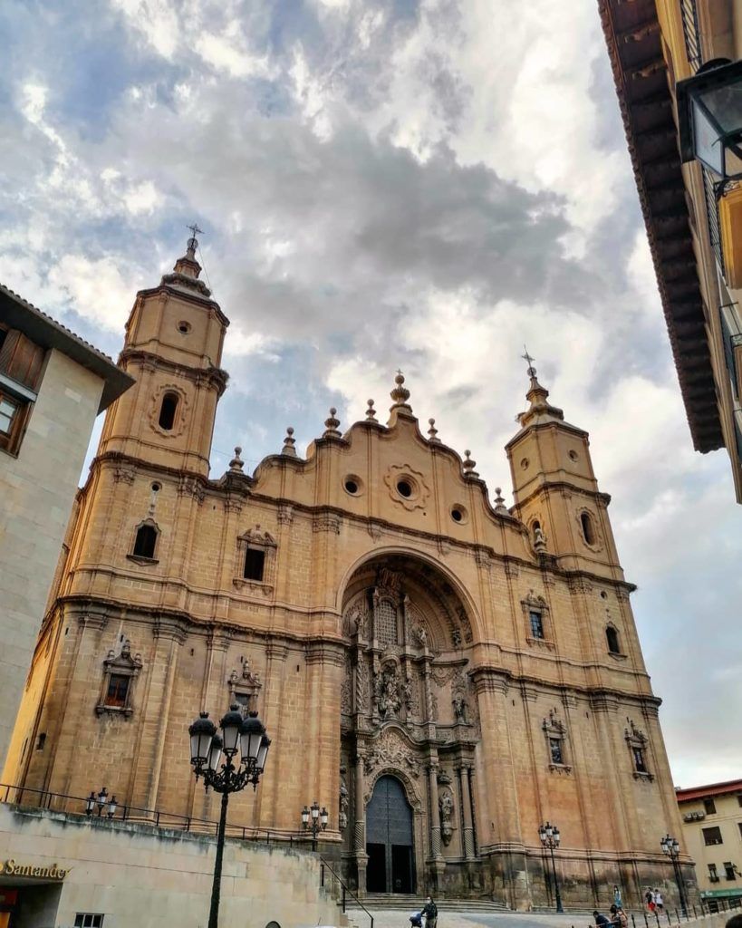rodrigocortes's tweet photo. Esta de #Alcañiz 🥁 sí que no os la esperabais... ¿Sabíais que Lars Thorwald, el malo de «La ventana indiscreta», tiene colgada en su casa del Village una acuarela de Santa María la Mayor? https://t.co/SpmAH2RqGs