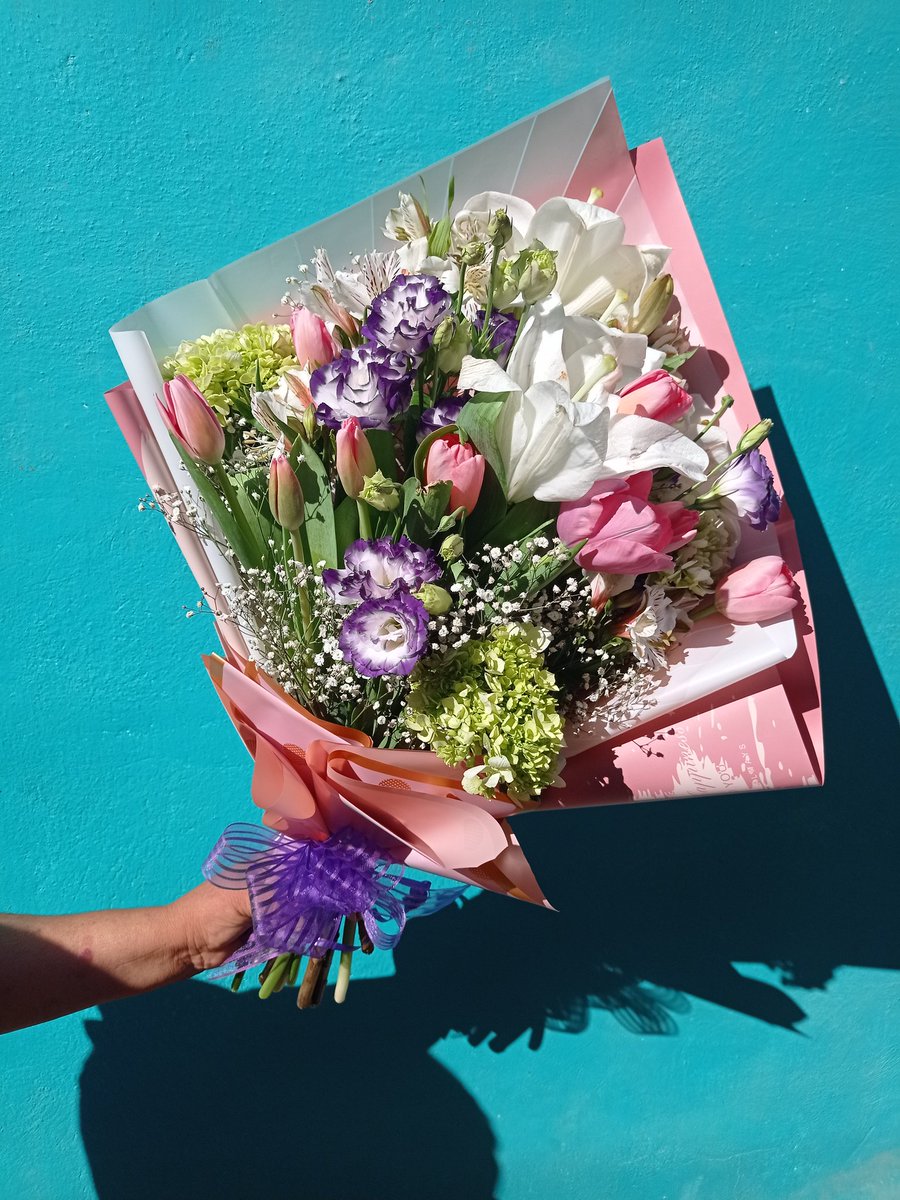 JuchLaura's tweet photo. Con tulipanes, lirios y licianthus, quién no podría ser feliz? #juchitan #oaxaca #SabadoDeGloria https://t.co/jZe9OQVol4
