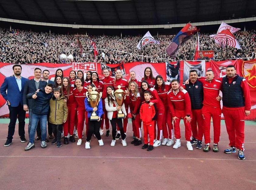 gugi03's tweet photo. Proslava DUPLE 👑 sa delijama ❤️🤍 #okcrvenazvezda #crvenazvezda #delije #VečitiDerbi https://t.co/r8NrPz6ESx