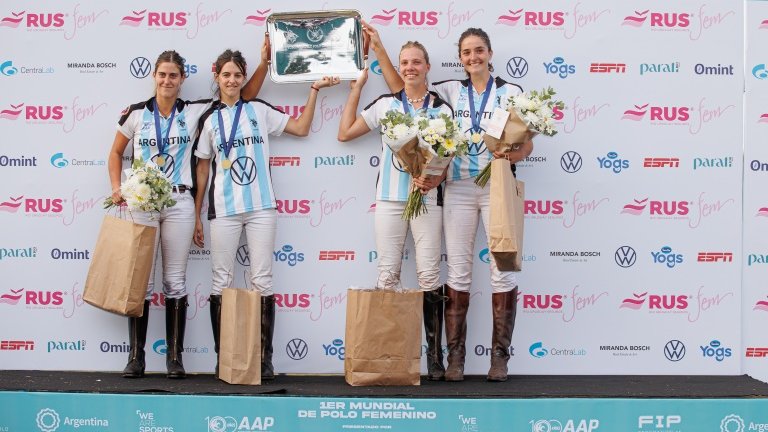 #AbranCancha

🇦🇷 ARGENTINA CAMPEÓN 🇦🇷

Nuestra Selección en el podio, con el trofeo del 1er. Mundial de Polo Femenino presentado por RUS Fem.

De izq. a der.: Agustina Imaz, Azucena Uranga, Catalina Lavinia y Paulina Vasquetto.

¡FELICITACIONES, CAMPEONAS!

Foto: <a href="/MatCallejo/">Matias Callejo</a>