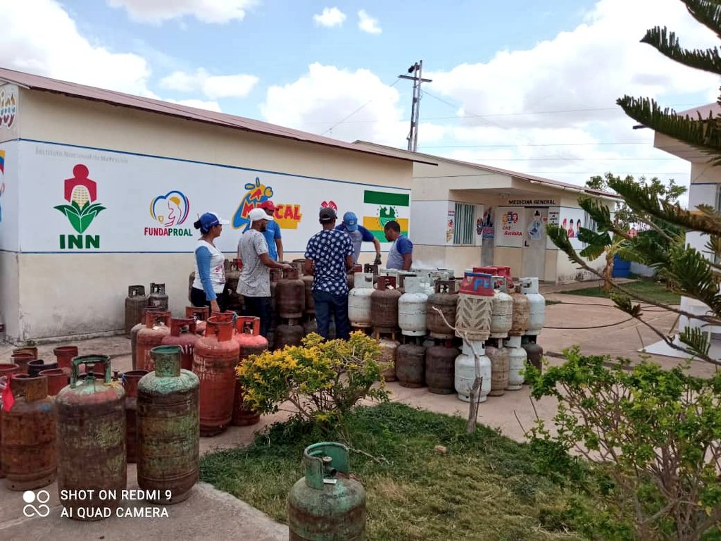 DiGasGuarico's tweet photo. Seguimos atendiendo a nuestro pueblo, en un trabajo conjunto con los líderes del #Clap, hoy atendimos a las familias de los sectores, El Saman; Bendición de Dios; Carlos Pérez 1; Paraíso Revolucionario, de la Parroquia #ValleDeLaPascua, con la recarga de cilandro gas doméstico. https://t.co/gdcQ0o6hWg