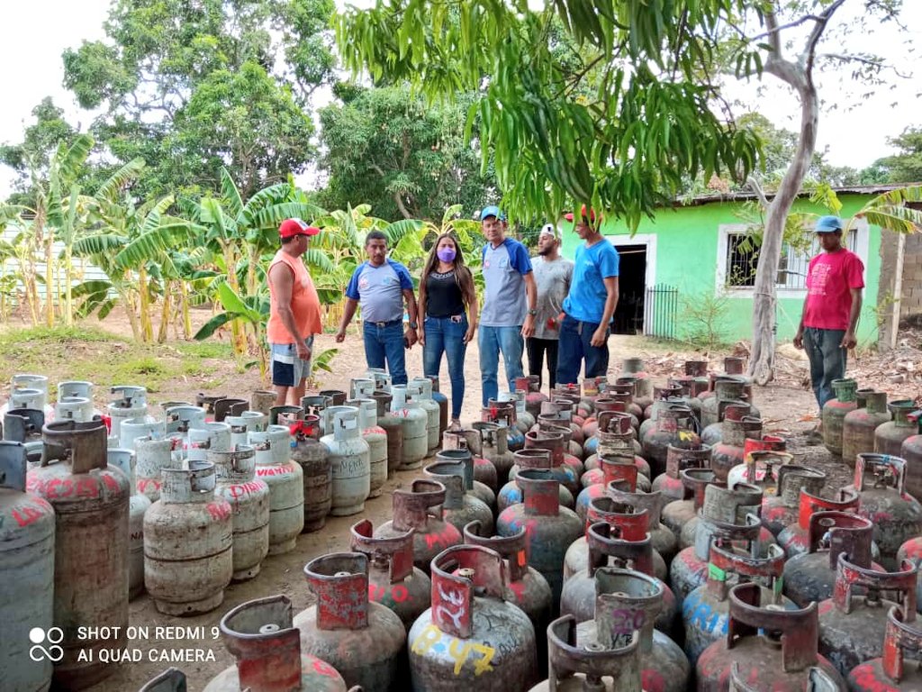 DiGasGuarico's tweet photo. Seguimos atendiendo a nuestro pueblo, en un trabajo conjunto con los líderes del #Clap, hoy atendimos a las familias de los sectores, El Saman; Bendición de Dios; Carlos Pérez 1; Paraíso Revolucionario, de la Parroquia #ValleDeLaPascua, con la recarga de cilandro gas doméstico. https://t.co/gdcQ0o6hWg