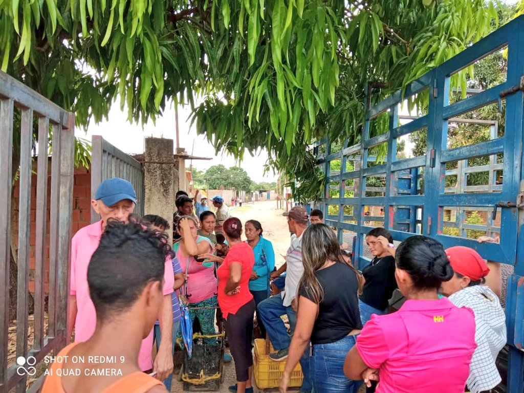 DiGasGuarico's tweet photo. Seguimos atendiendo a nuestro pueblo, en un trabajo conjunto con los líderes del #Clap, hoy atendimos a las familias de los sectores, El Saman; Bendición de Dios; Carlos Pérez 1; Paraíso Revolucionario, de la Parroquia #ValleDeLaPascua, con la recarga de cilandro gas doméstico. https://t.co/gdcQ0o6hWg