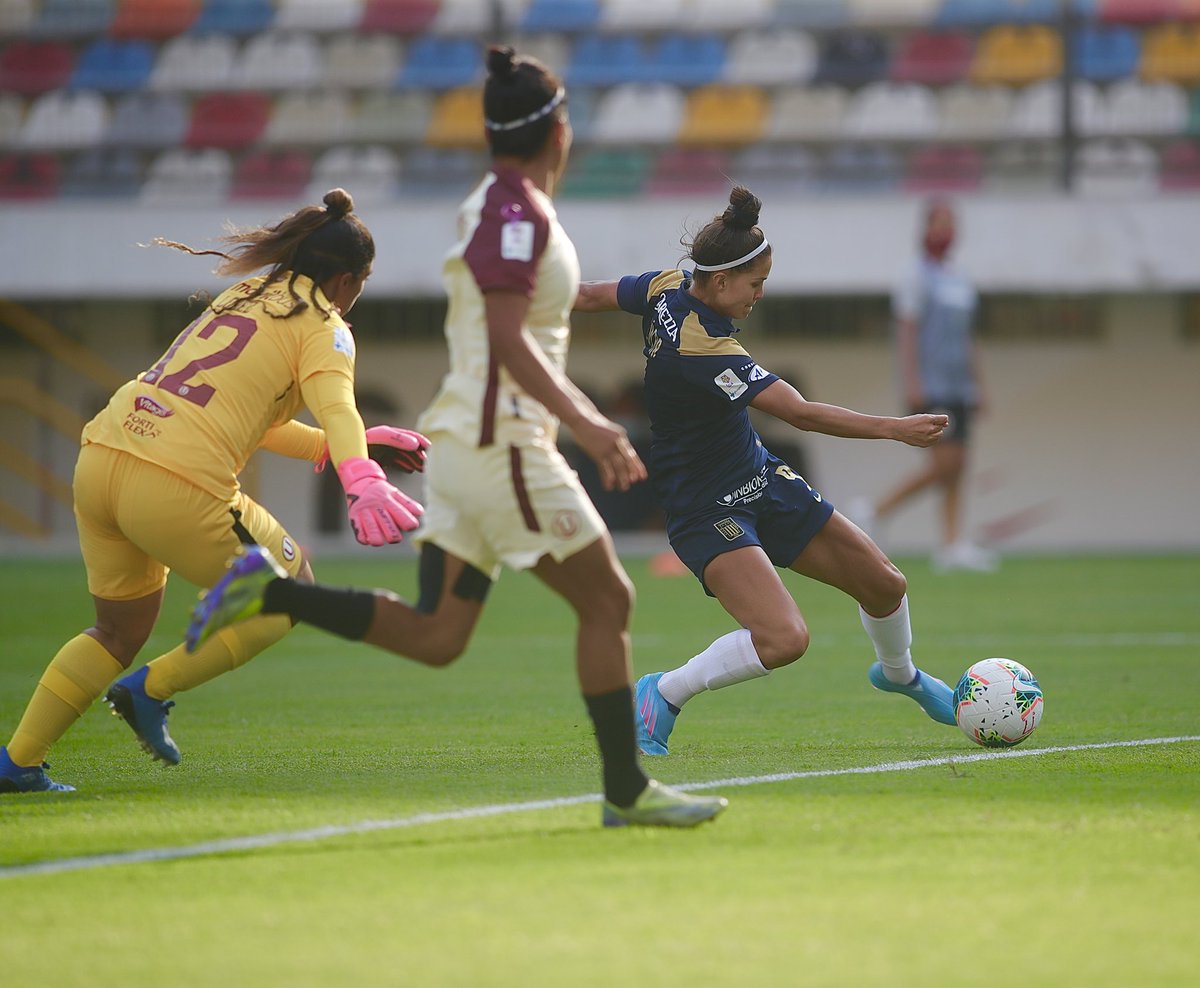 zonafutbolpe's tweet photo. 🔥FINAL 🏃🏻‍♀️
#AlianzaLima se lleva el clásico femenino y le ganó 2-0 a #Universitario en el mismo estadio Monumental. ⚽️ Adriana Lucar, Romero

📸Carlos Guerrero / Zona Fútbol https://t.co/Z1sbbee87s