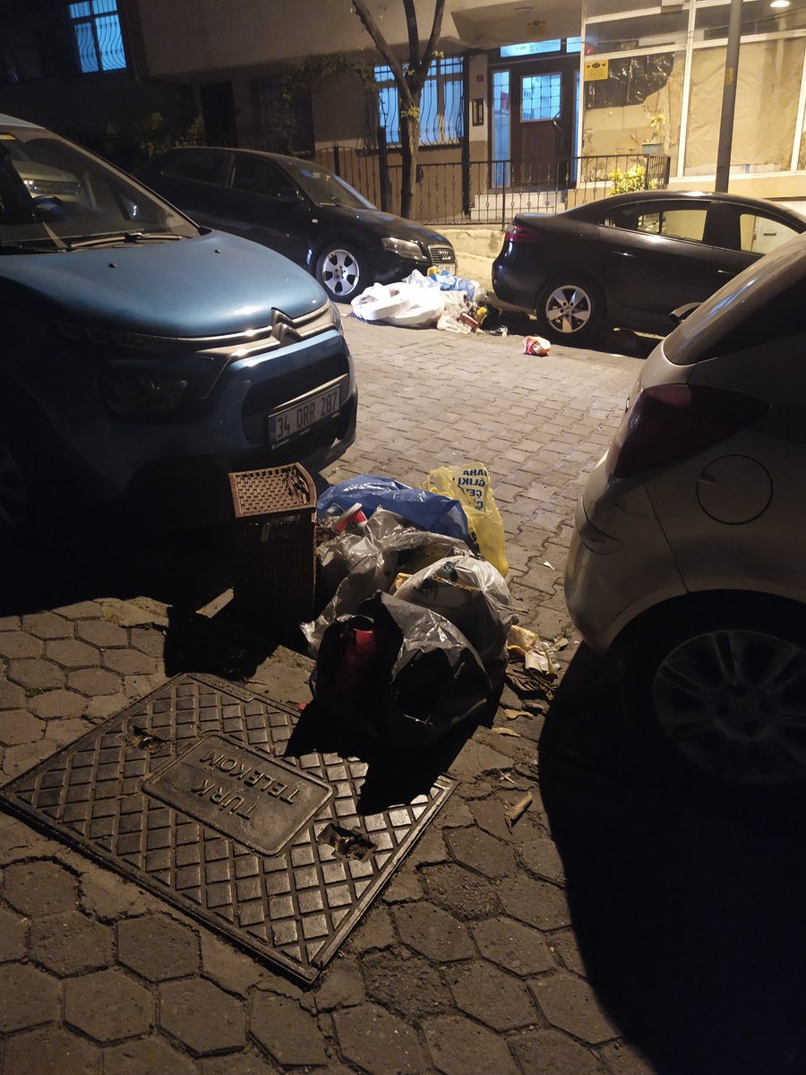 biripek's tweet photo. @Gungorenbld Bıktık... Tağmaç sokak ! Tarih 17.04.2022 saat 01.00... 7 saattir sokakta bu şekilde duruyorlar ! https://t.co/NoffJgRaE8